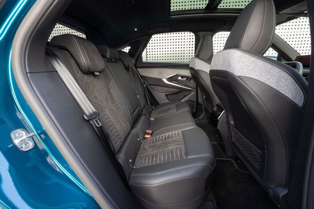 Peugeot E-3008 325 Dual Motor (2025) Interior