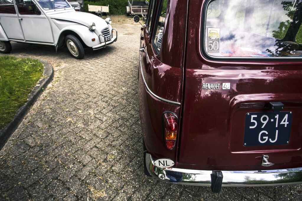Renault 4 vs. Citroen 2CV - Duck vs R4