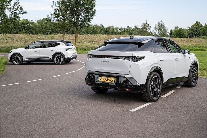 Peugeot 3008 vs. Renault Scenic E-Tech