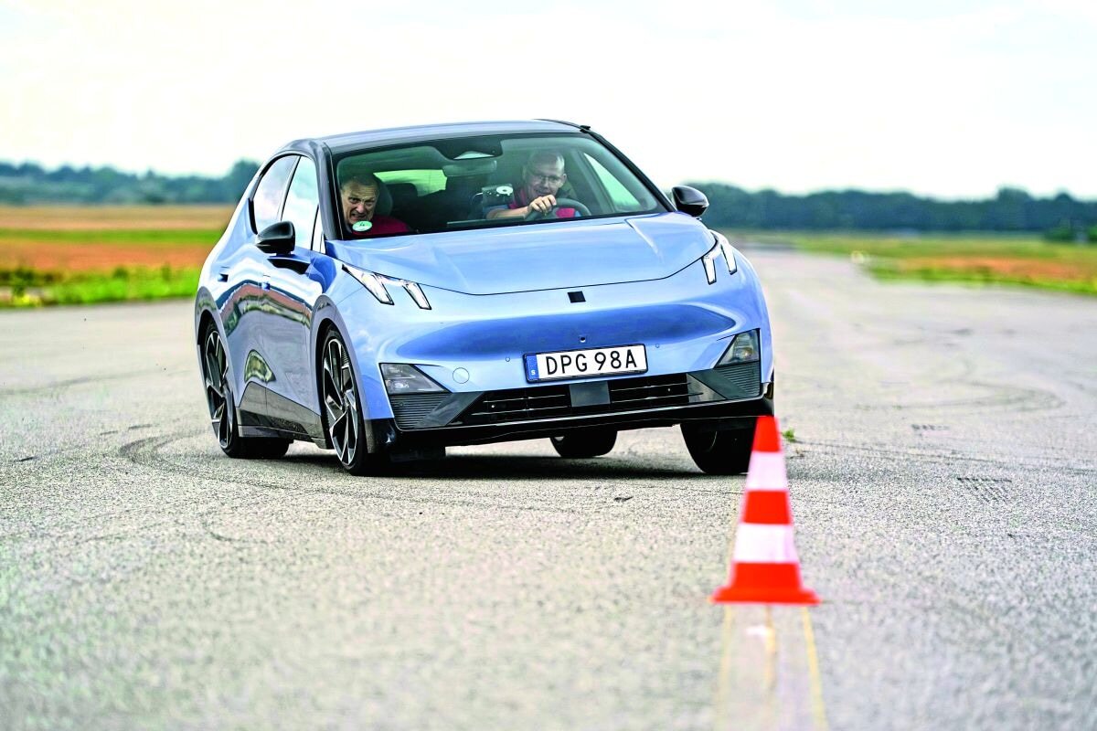 Lynk & Co 02 in Action on test track