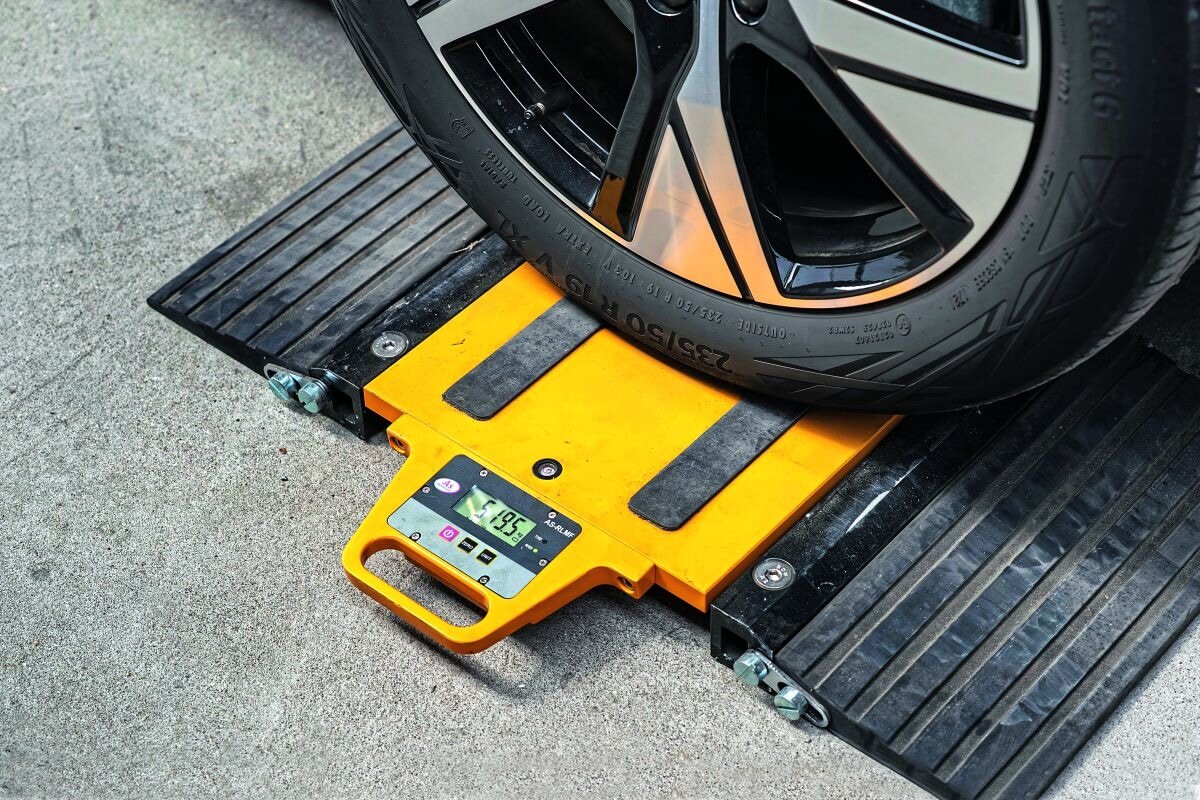 Test with Electric Cars That Are Heavily Loaded