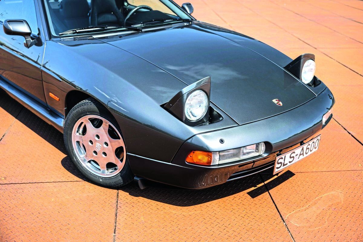 Porsche 928 with folding headlights from 944
