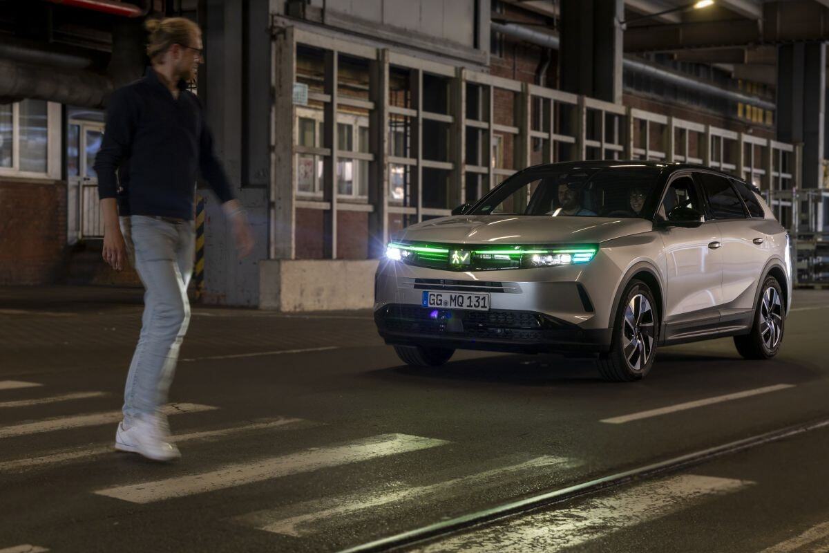 Opel Grandland Autonomous Driving Light Signals