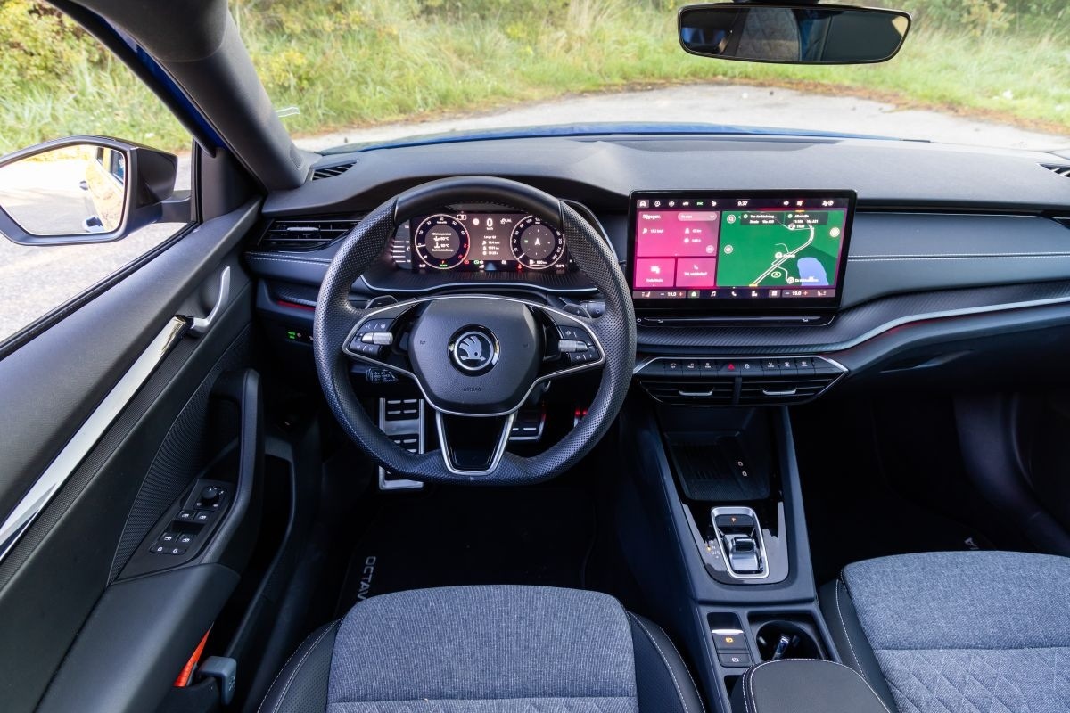 Double test Skoda Octavia Toyota Corolla 2025