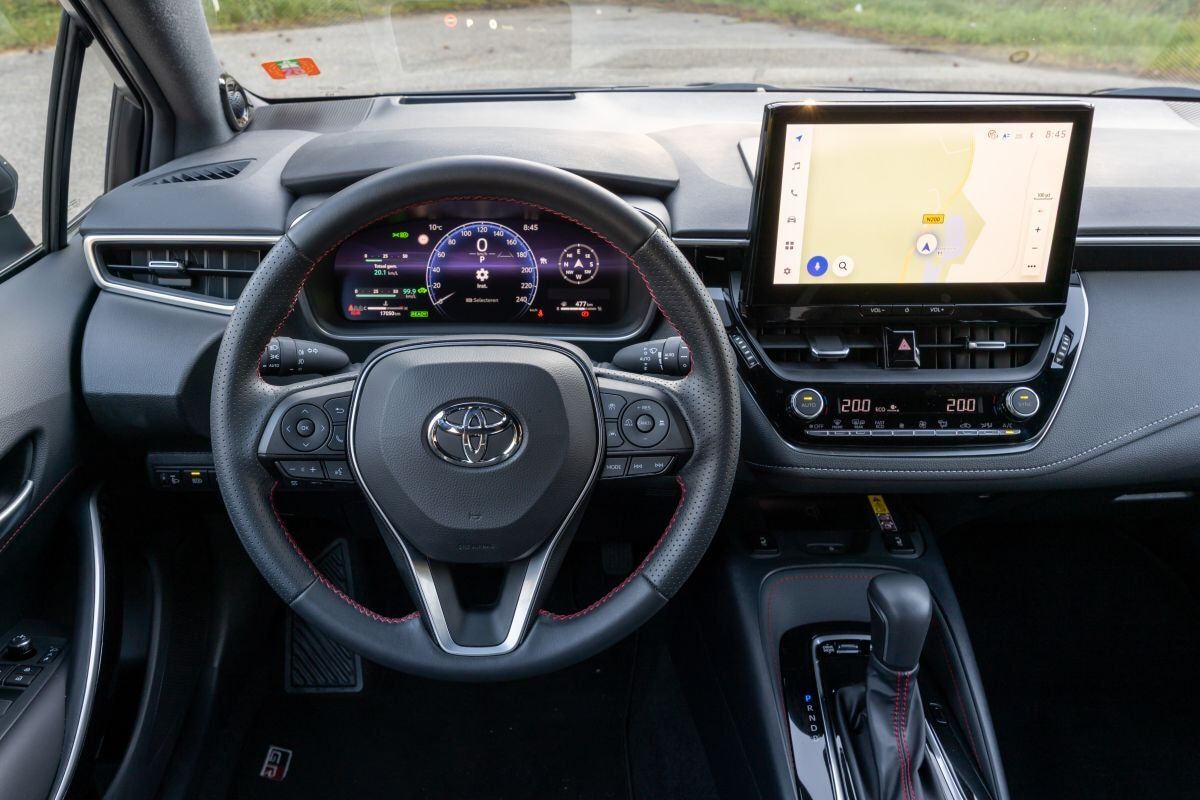 Double test Skoda Octavia Toyota Corolla 2025