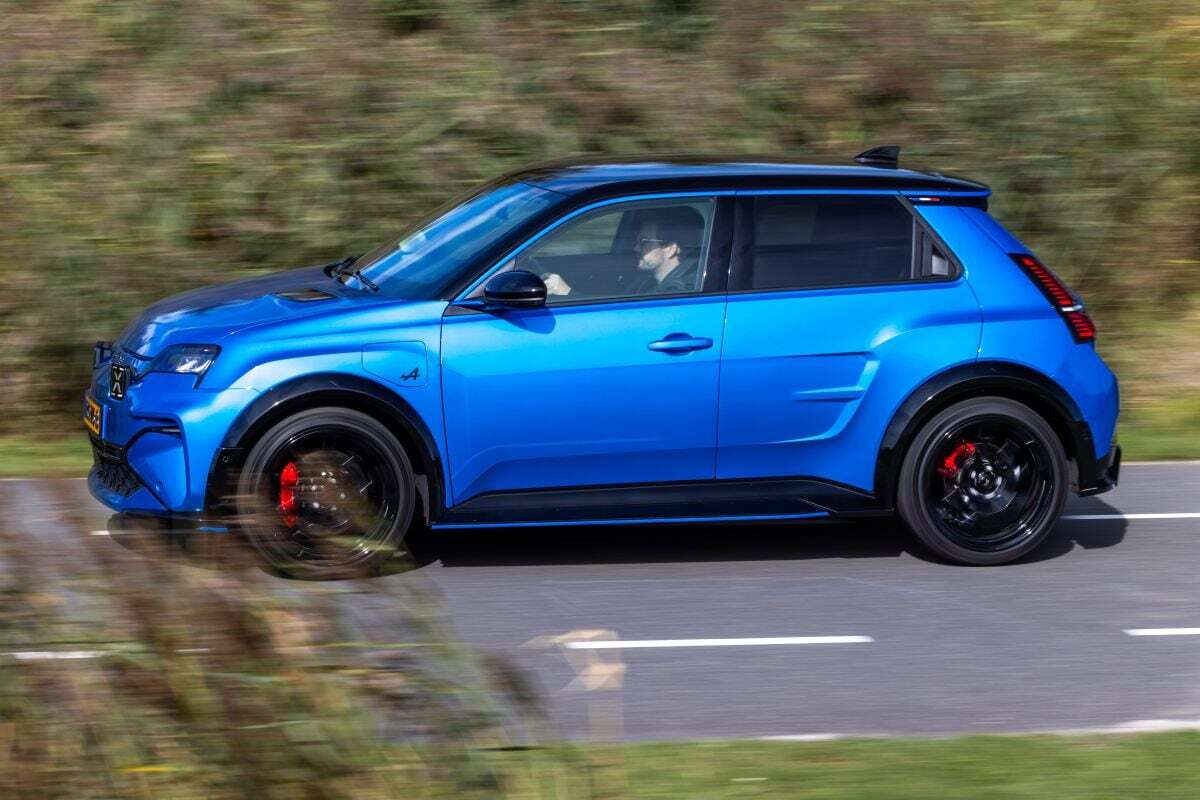 Renault 5 vs. Alpine A290