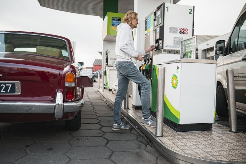 Rolls-Royce Silver Shadow refueling at a BP unstaffed pump