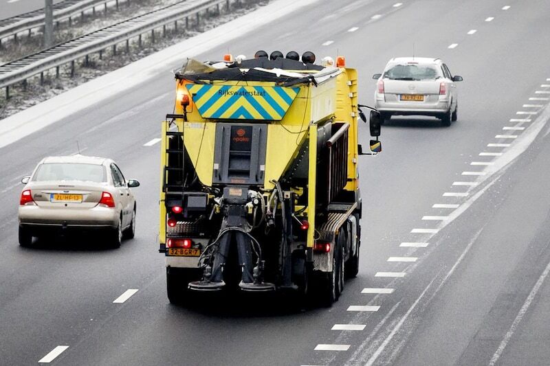Salt spreader salting roads due to slipperiness (ANP)