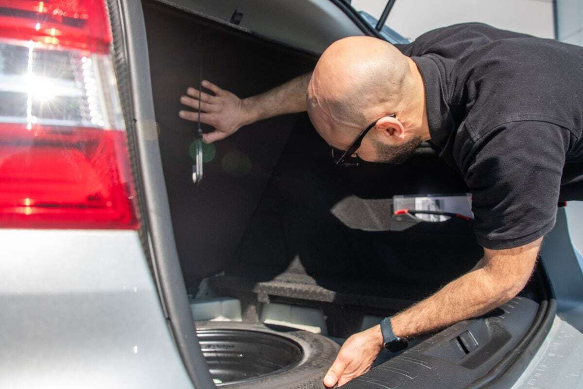 purchase inspector performs used car purchase inspection